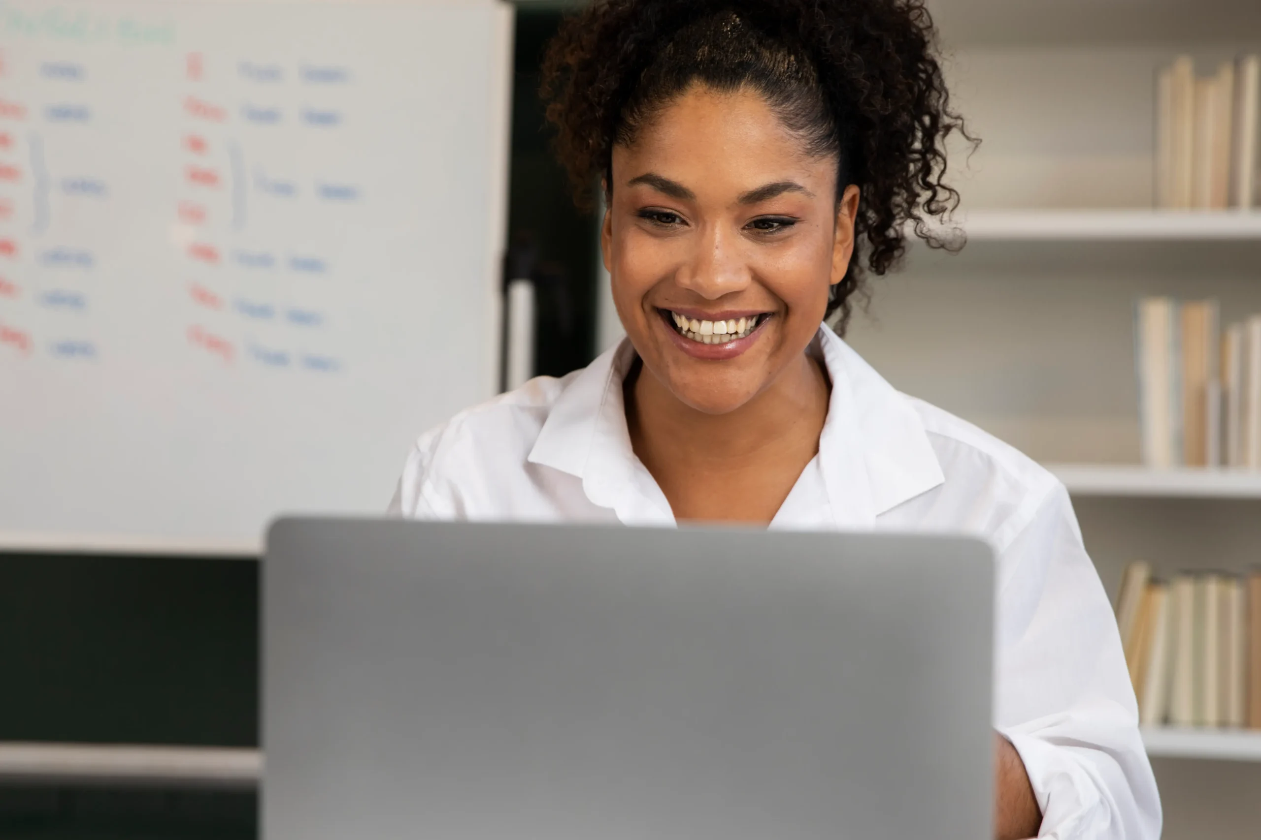 medium-shot-smiley-woman-with-laptop